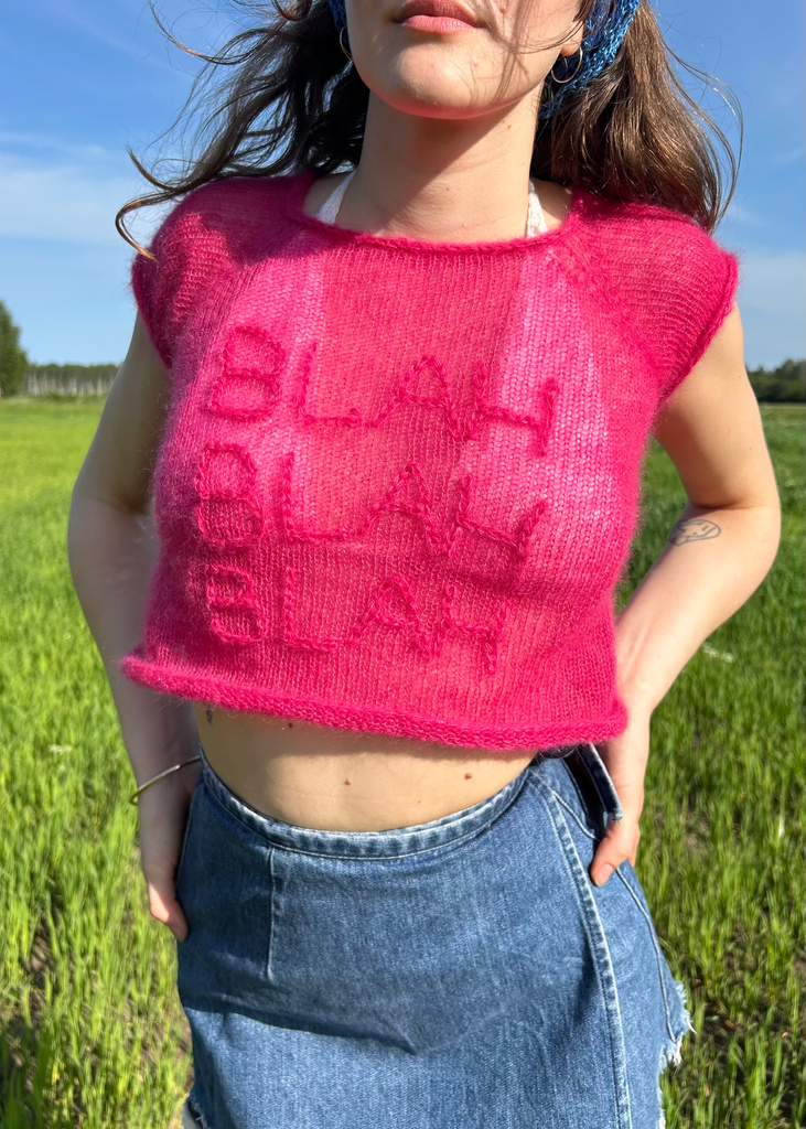 [Graphic Knit T-shirt "BLAH BLAH BLAH"] Graphic Knit T-shirt "BLAH BLAH BLAH"